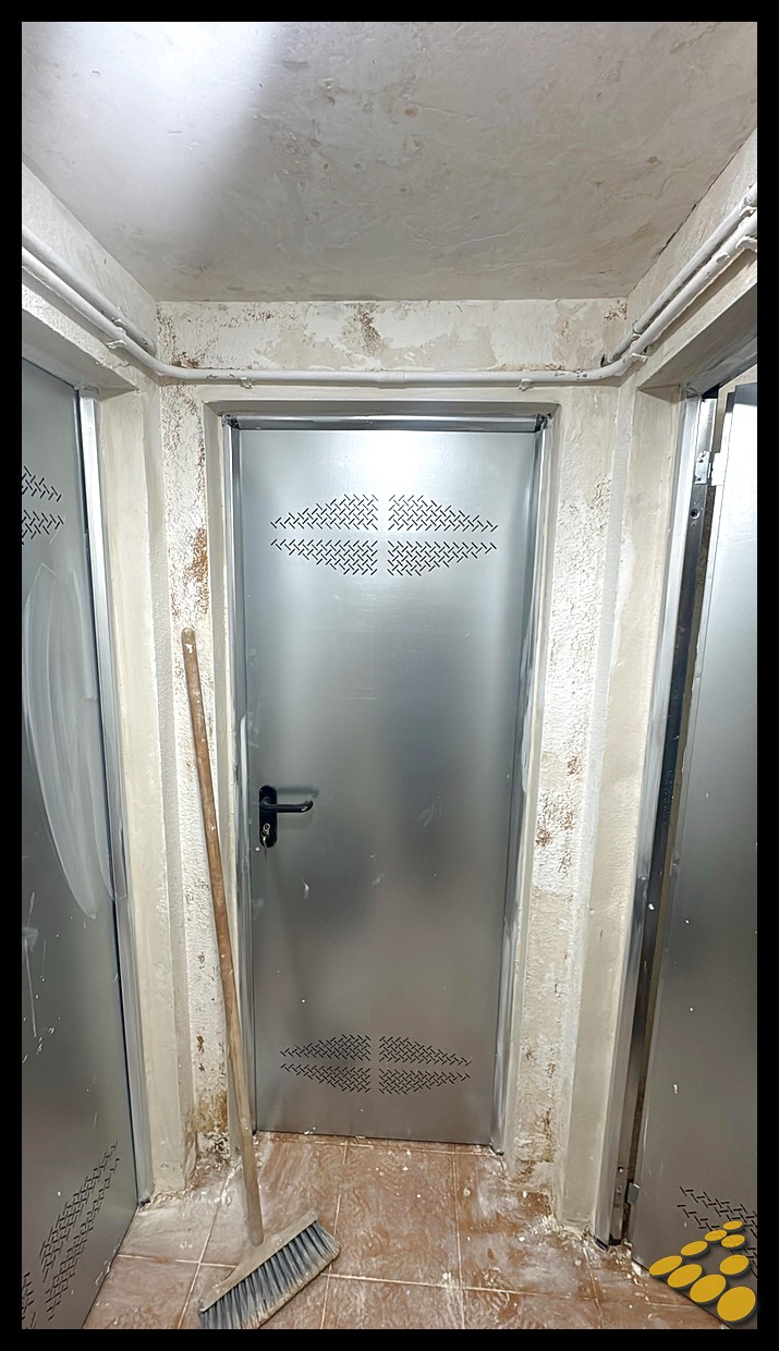 Limpieza de barro, pintura y reposición de elementos dañados en garaje de Paiporta