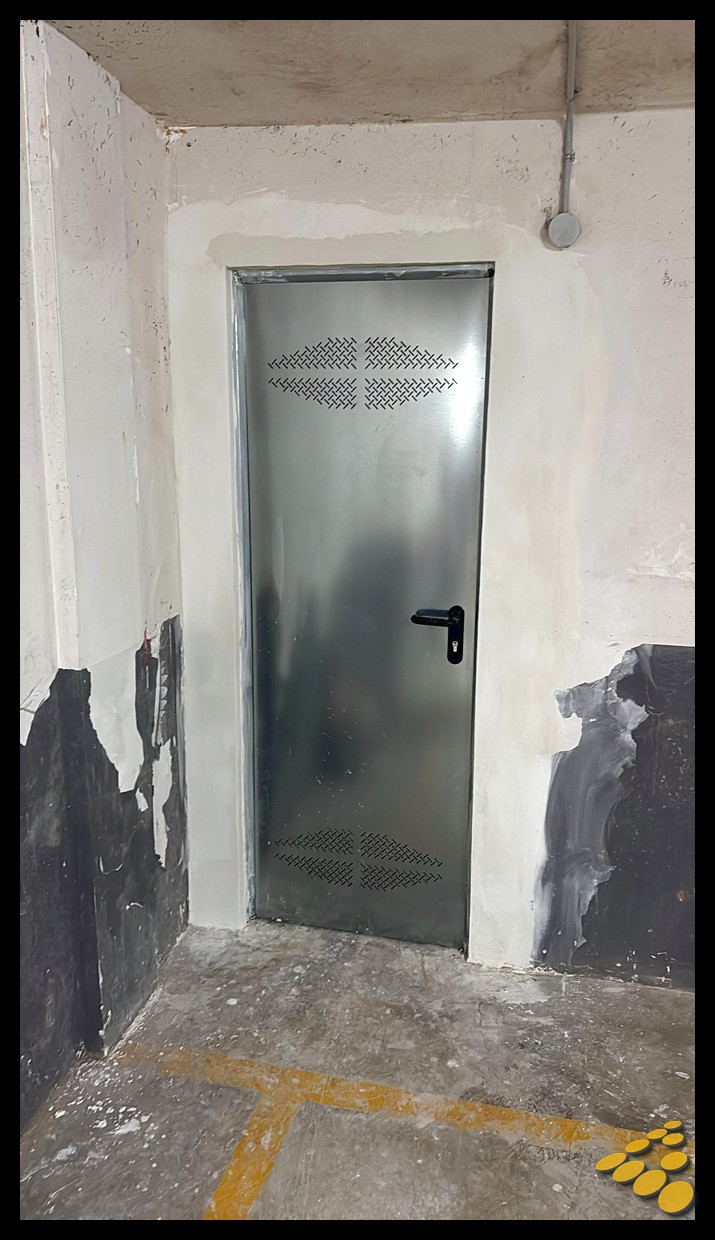 Pintura de señalización horizontal y marcas viales en garaje tras reparación por inundaciones