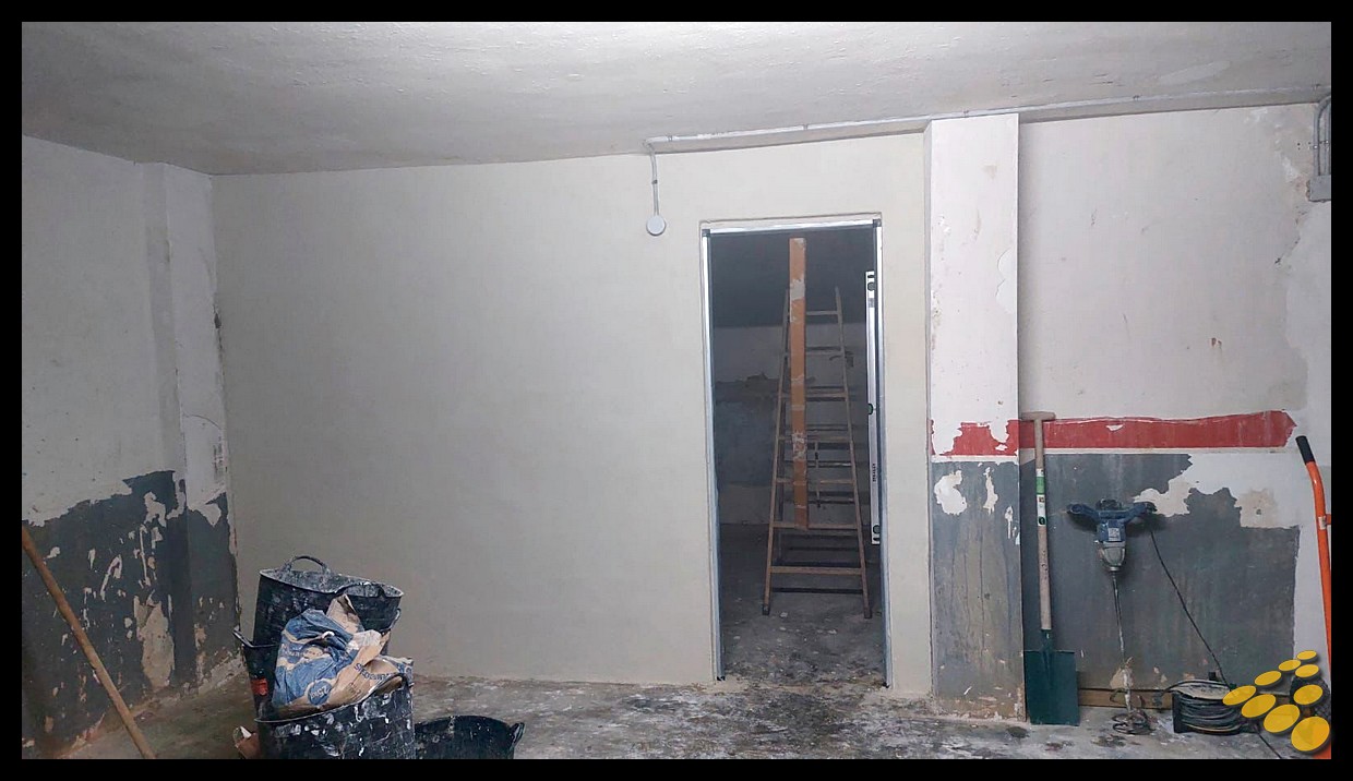 Limpieza profunda de paredes y techos en garaje de finca tras fuertes lluvias en Picanya