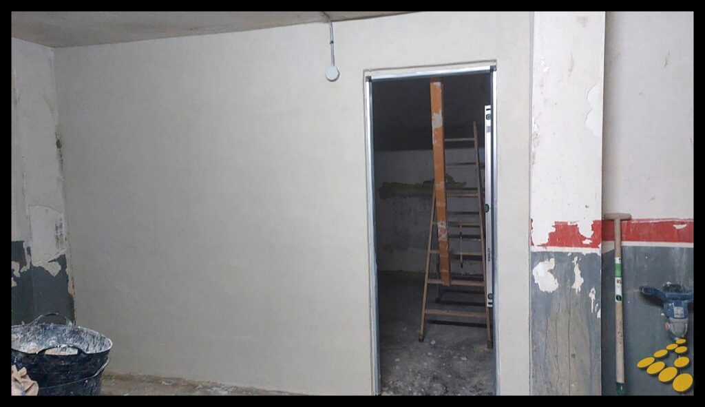 Reposición de tabique y puerta de trastero derrumbado por DANA