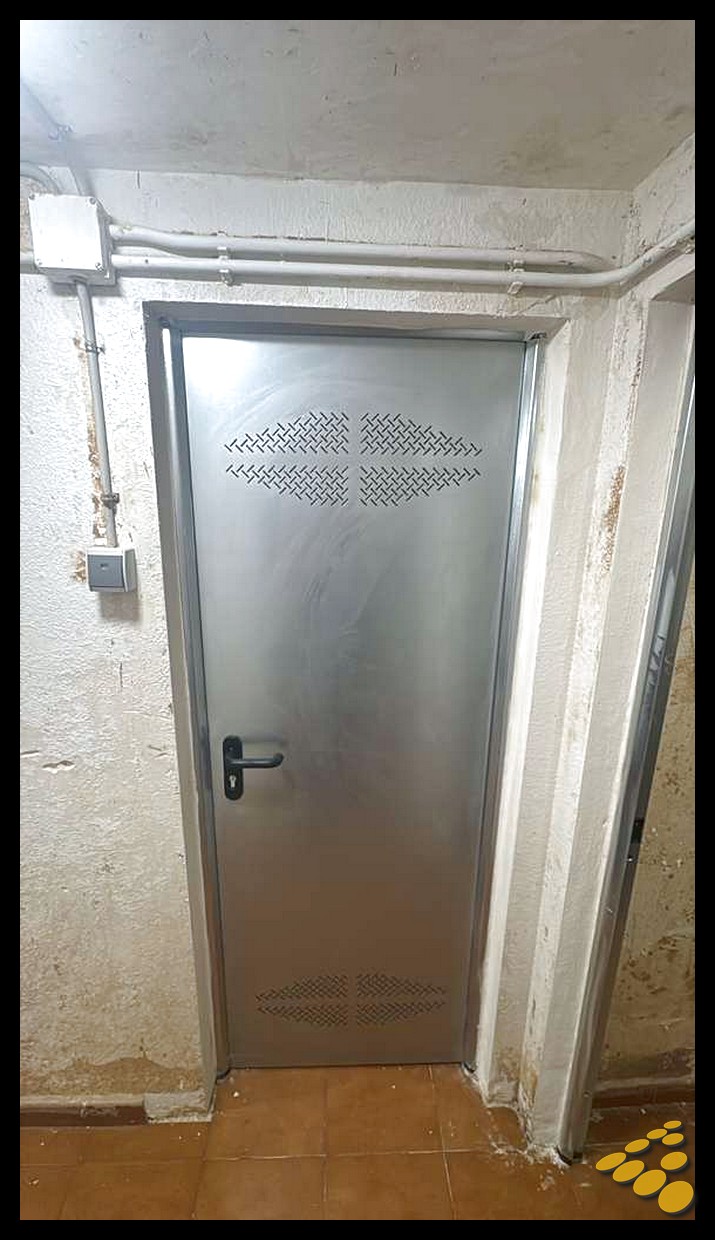 Limpieza de fango y barro en garaje subterráneo tras inundaciones en Torrent