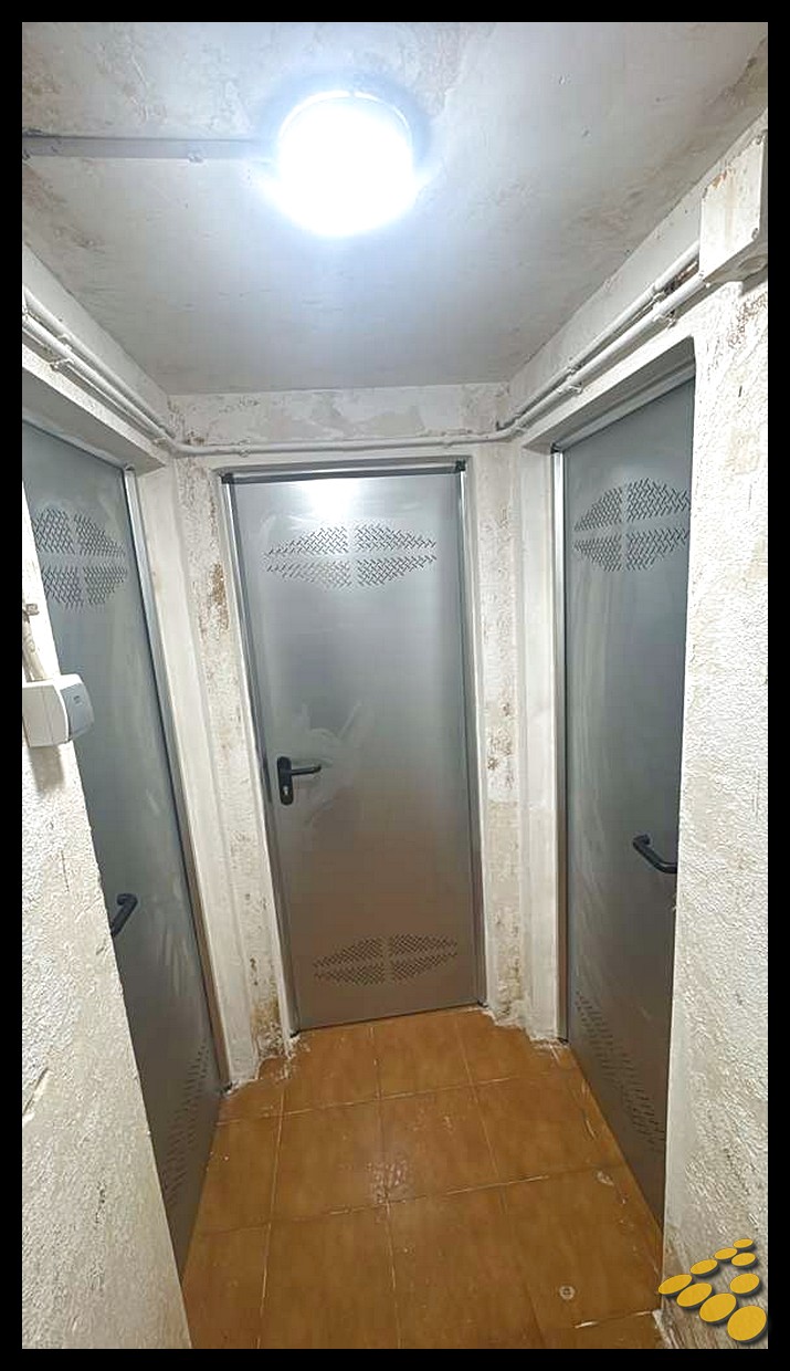 Trabajos de albañilería y reposición de tabiques en parking inundado por la DANA en Xirivella