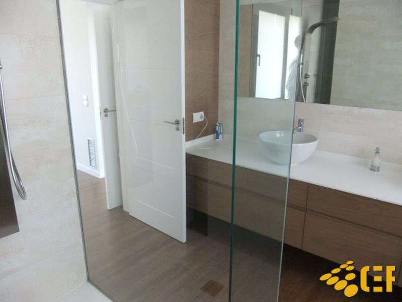 Entrada a baño en casa construida en Albal. Baño de diseño con zona de ducha y bañera hidromasaje
