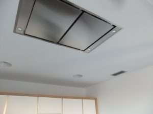 Campana extractora pegada a techo en cocina realizada por CEF Valencia en Albal