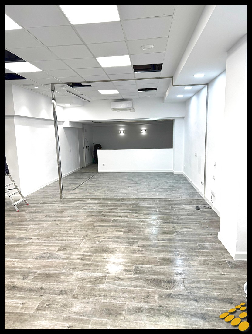 Espacio de trabajo finalizado con tarima y techos desmontables en Valencia