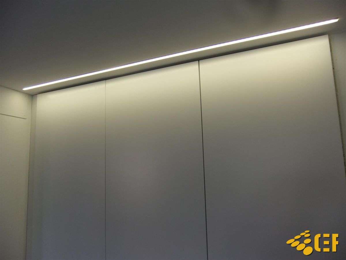 Línea de iluminación con leds sobre puertas de un armario de diseño en reforma en Valencia