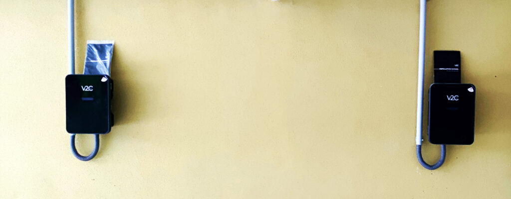 Puntos carga de vehículos eléctricos instalados en garaje de empresa en Valencia