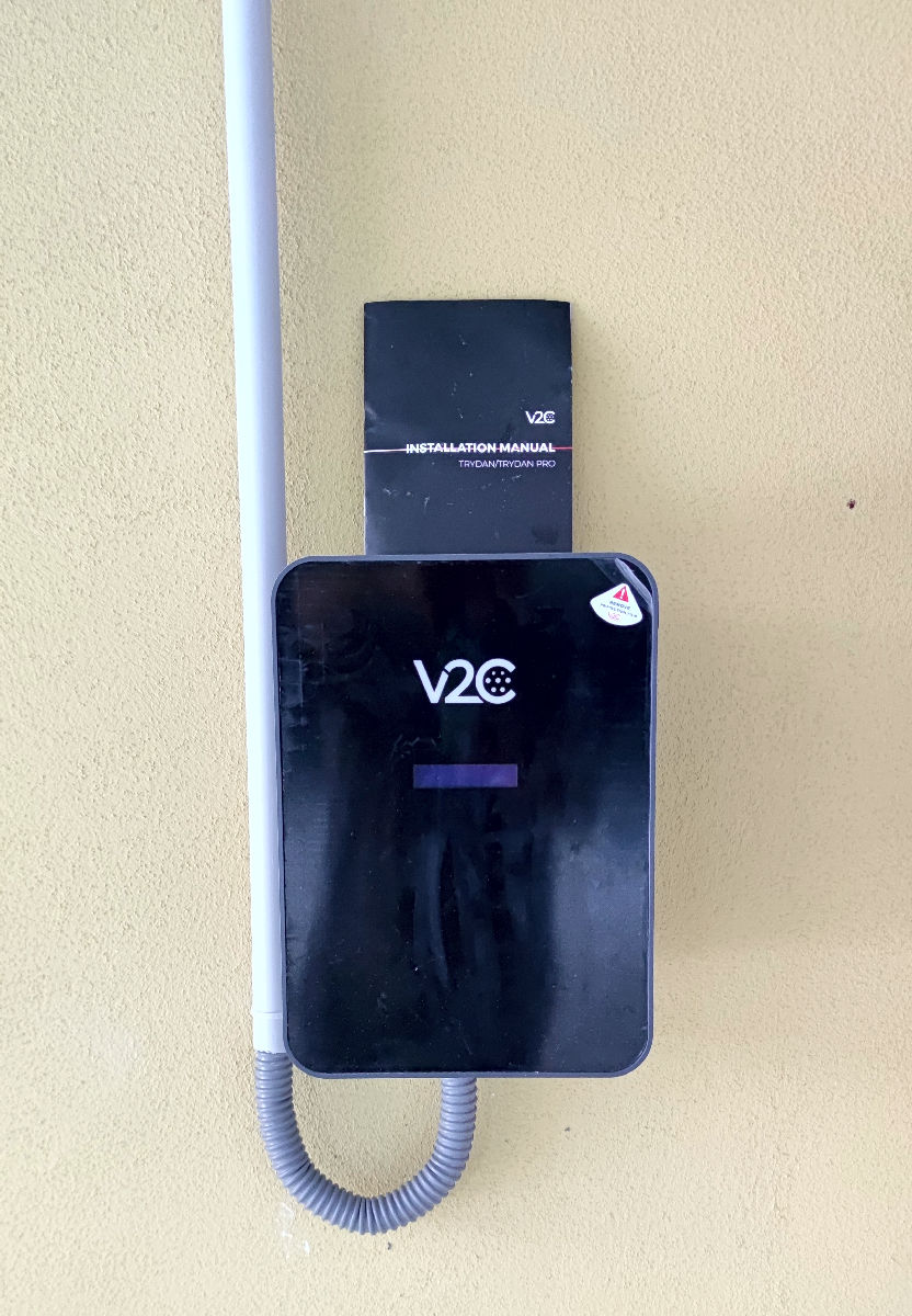 Detalle de punto de carga V2C en garaje de vivienda particular instalado en Valencia