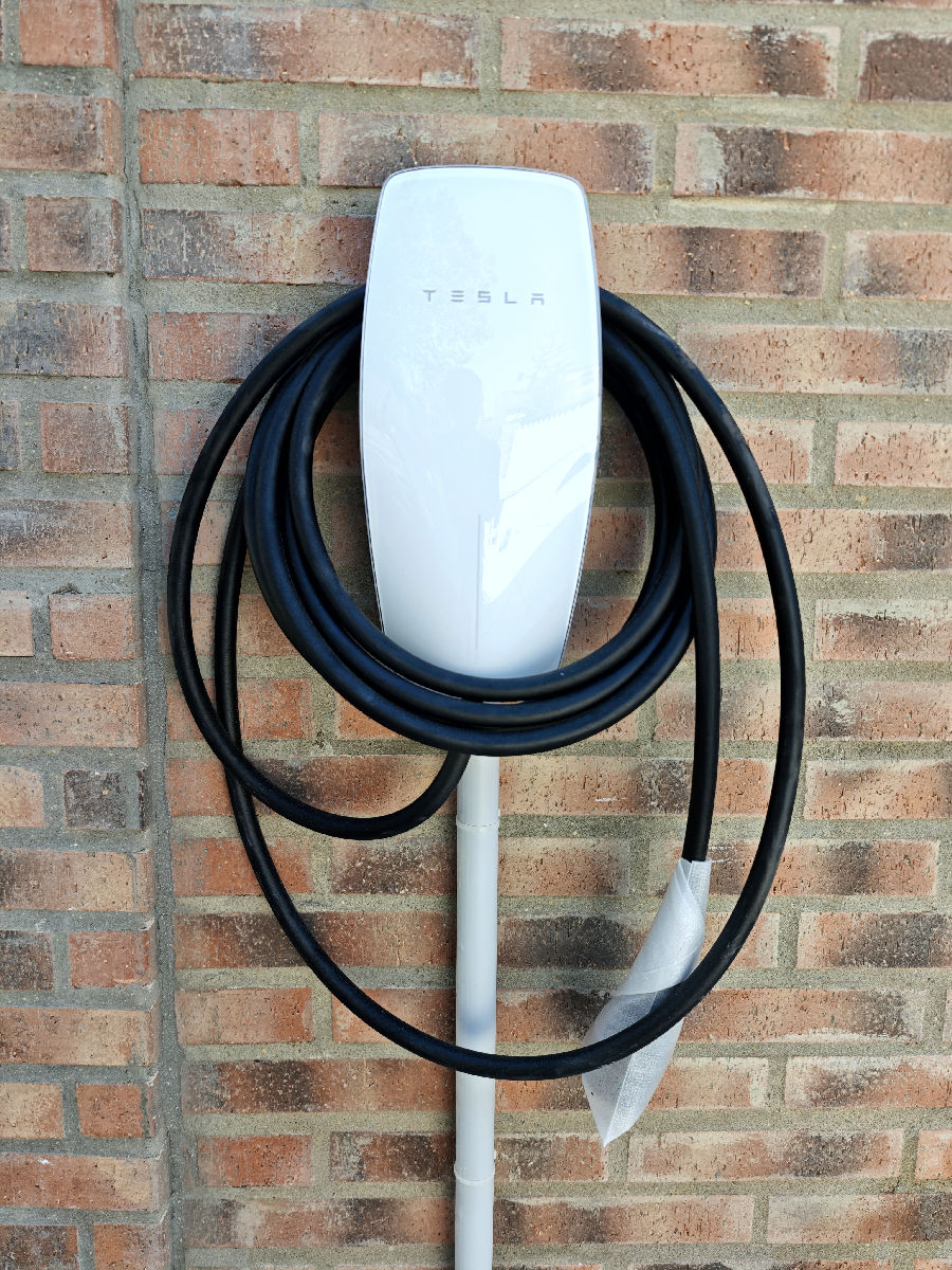 Punto de carga de un vehículo TESLA instalado en Valencia