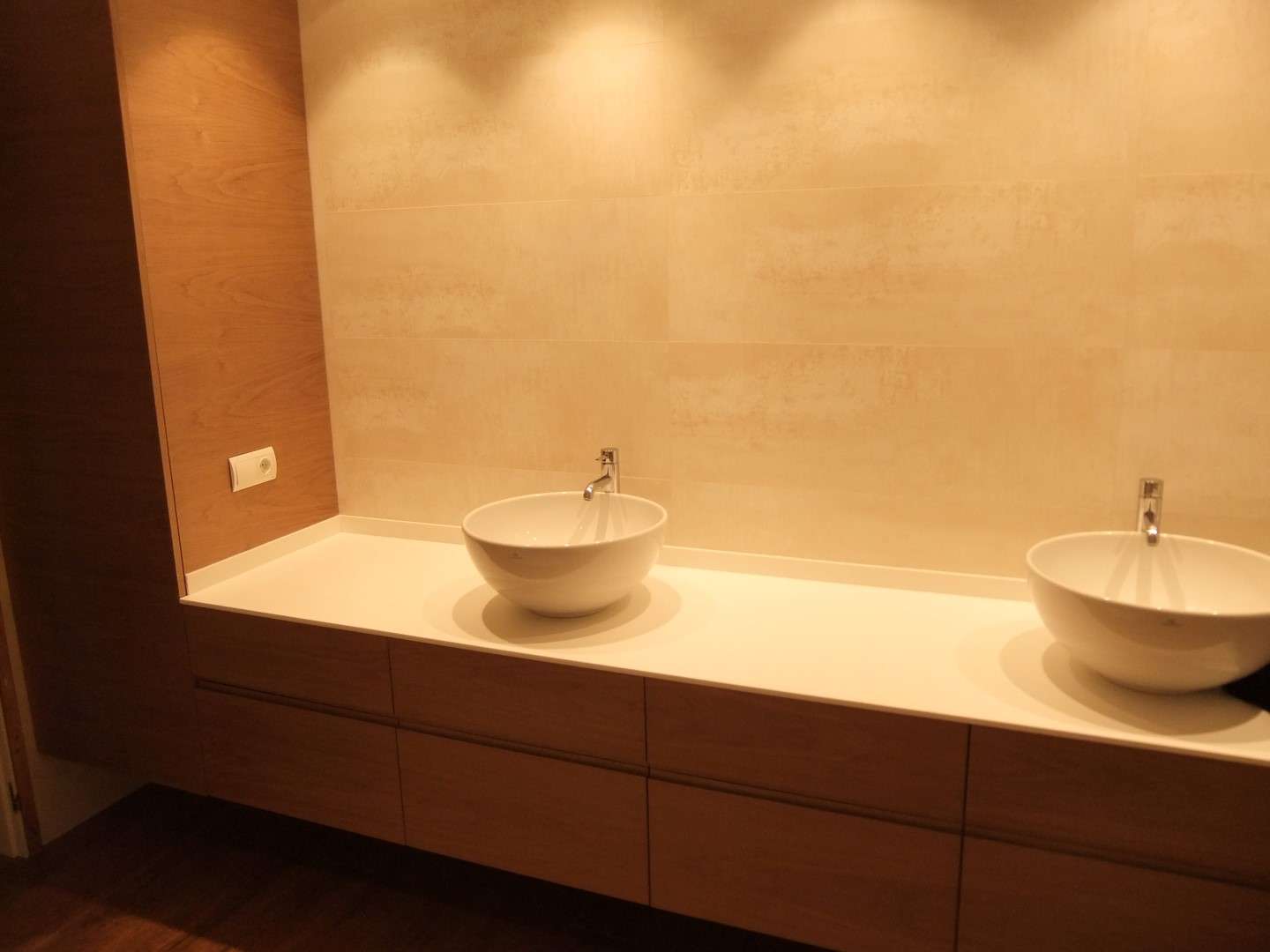Baño de diseño con dos lavados modernos en un mueble integrado hecho a medida