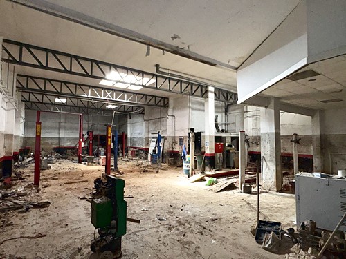 Limpiezas en taller bajo comercial afectado por inundaciones Dana en Sedaví