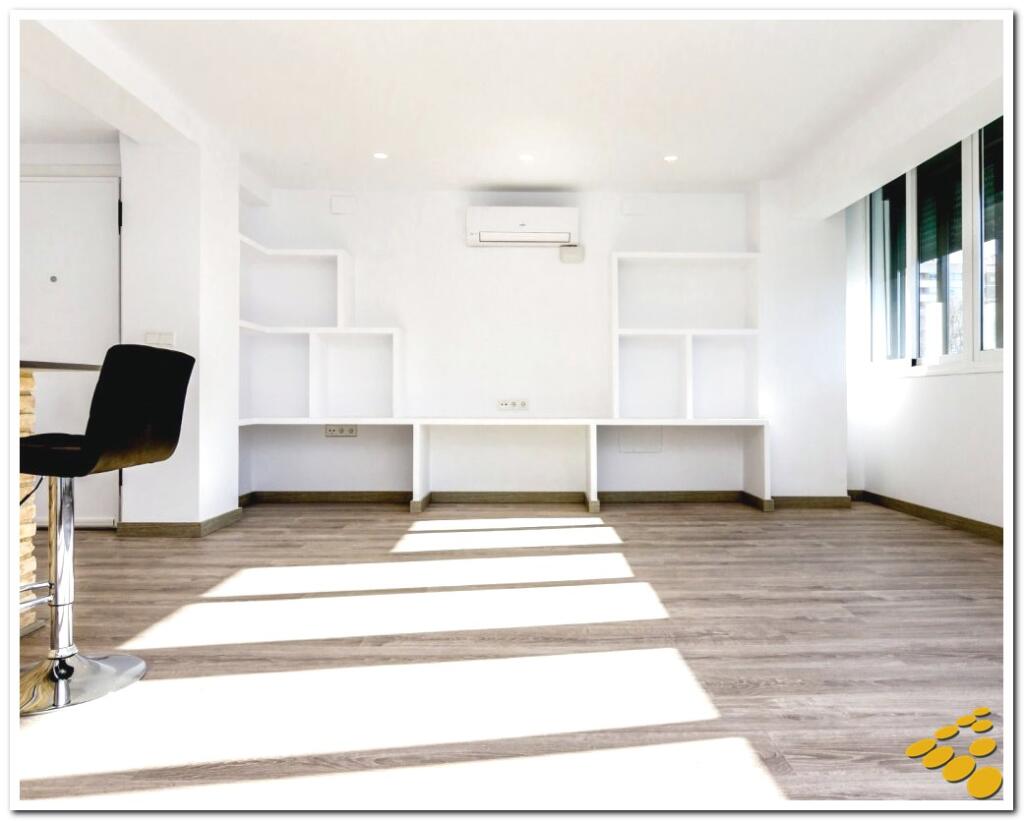 Cocina abierta hacia comedor creando zona muy luminosa en lo que se conoce como ZONA DE DÍA en reforma integral de piso en Valencia