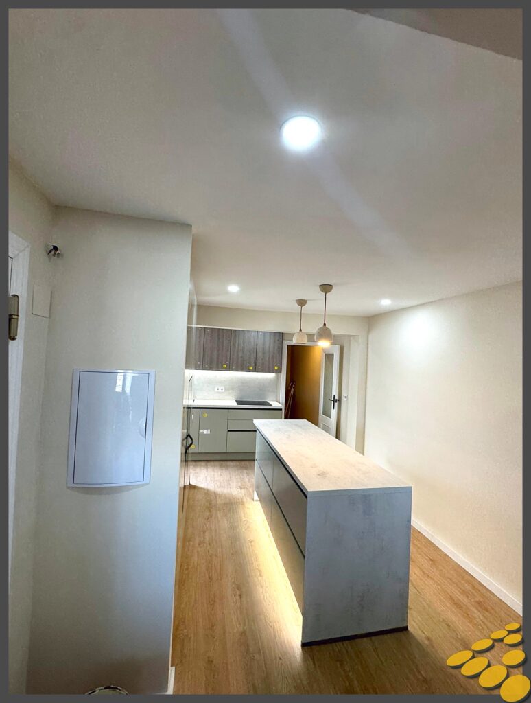 Cuadro eléctrico reinstalado por apertura de cocina hacia comedor. Cambio de ubicación de instalaciones eléctricas en reforams