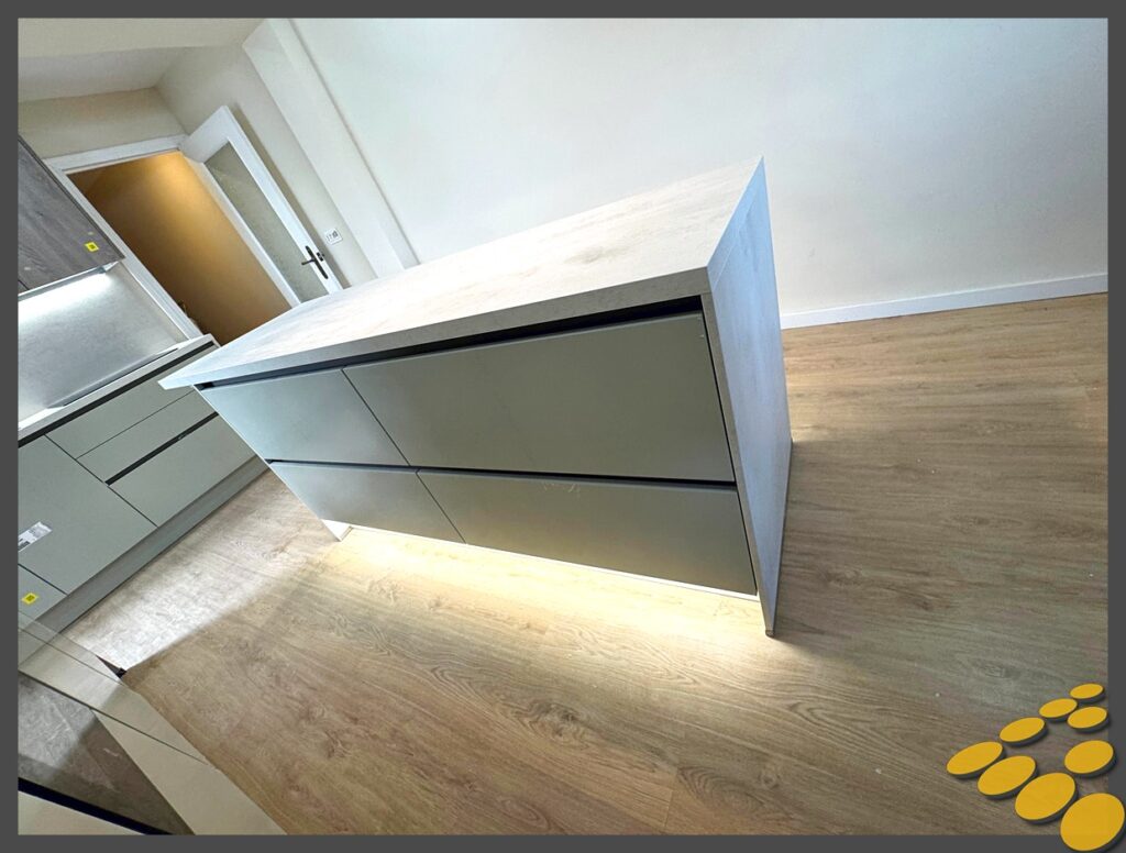 Cocina de diseño en reforma de apartamento en Torrent