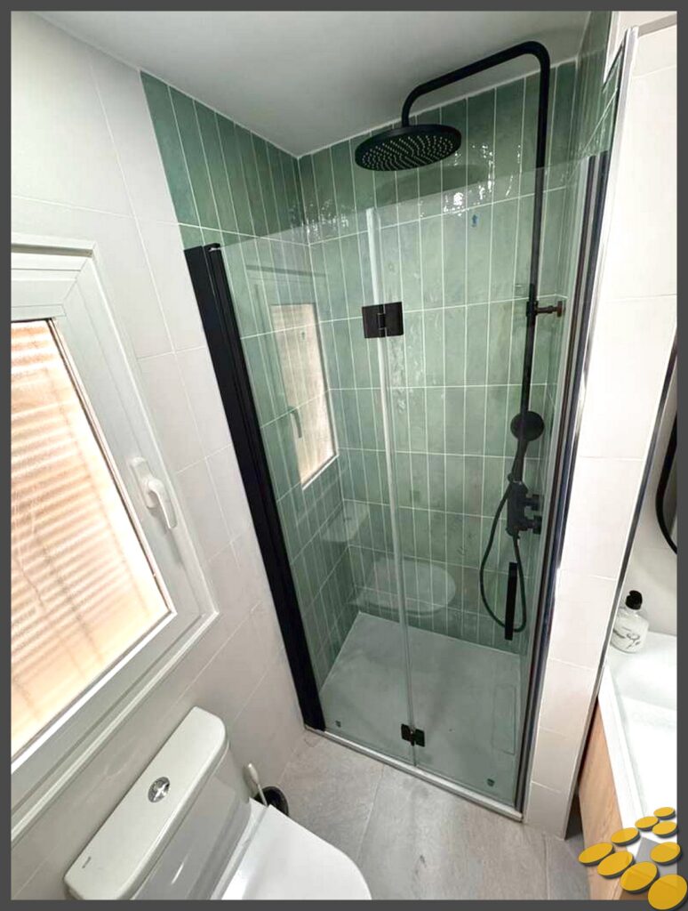 Baño luminoso con alicatado verde oliva decorativo