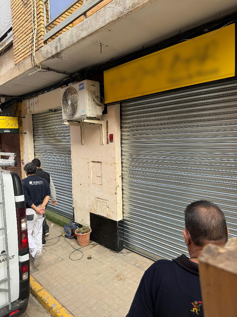 Trabajos de reparación en un local comercial de Picassent tras la DANA DE VALENCIA