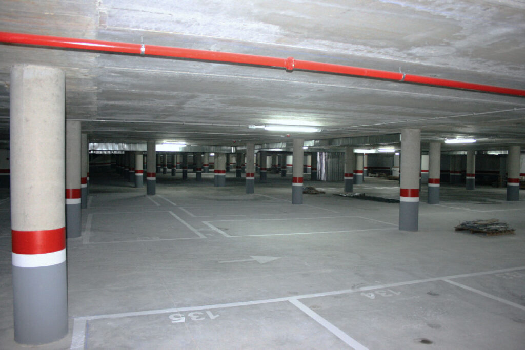 Pintura en garaje afectado por DANA con señalización horizontal y vertical