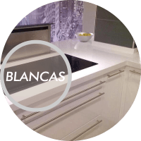 Catálogo de cocinas reformadas en tonalidades blancas